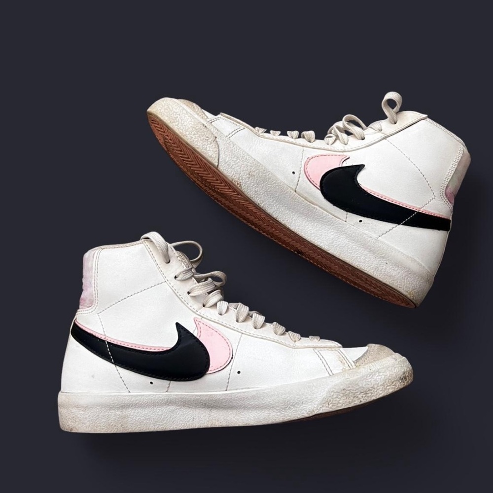 Nike Blazer Mid ‘77 SE GS Vintage Trainers “ White Artic Punch “ Colorway